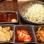 とんかつ小金庵 - キャベツ＆漬物３種