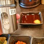 とんかつ小金庵 - オリジナル塩胡椒で食うのがオススメ！（毎度手つかずのソースはキャベツにかけて頂いてますｗ）