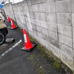 とんかつ小金庵 - 駐車場３台。赤いポールが目印ね！