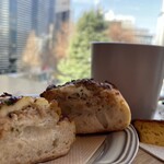 ル・グルニエ・ア・パン アトレ恵比寿店 - トンとカフェオレです。おまけはカヌレ