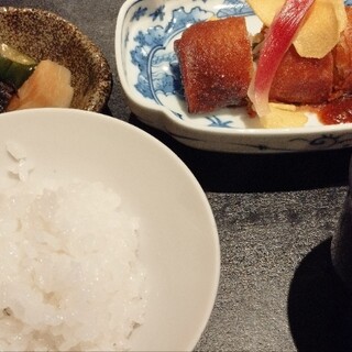 板前 まつもと - 料理写真:鯛の春巻き・ご飯・味噌汁。前菜も鯛だったので被ってる。ご飯は釜から炊き上がりで蒸らしてないので仕上がりが全然駄目。味噌汁は熱すぎるし味が薄い