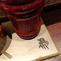 伊勢廣 京橋本店 - ここにも鳥発見。