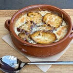 焼き芋専門店 維新蔵 - 【焼き芋グラタン】ランチにオススメ
とろとろ自家製ホワイトソースと2種の焼き芋、
甘い焼き芋とコクのあるチーズの塩味のバランスは最高です。寒い日にぴったりのあったかメニューです。
日替わりでお芋のデザートがついています。