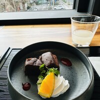 高ようじ 大宮 - ダイエット中なのでチョコレートケーキはエクスプレッソソース抜きにして貰いました