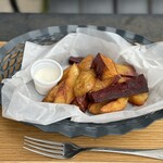 焼き芋専門店 維新蔵 - 【3種のお芋のフライドポテト】
鹿児島県産さつまいも、赤土じゃがいも、紫芋
それぞれのお芋を味わいお愉しみいただけます。
さっぱり自家製クミンとヨーグルトソース付きです。
