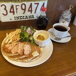 カフェ マチルダ - スモークチキン＆チーズフォンデュパンケーキ