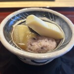 京味 もと井 - タコのしんじょう、聖護院大根、筍、椎茸、ワカメの煮物