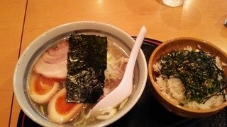 h Nidaime Yakko - そんじゃそこらのラーメン屋さんでは足元に及ばないやっこの裏メニュー「塩ラーメン」。「ネギごはん」との組み合わせがサイコーです。（takochanman　report）