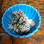 味処 まるたか - 小鉢（自家製のツナ）