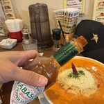 はらっぱ - 赤唐辛子とにんにくのトマトクリーム　生麺大盛りに親の仇かとタバスコをぶっかけます！
