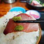 味処 まるたか - ブリの刺身（アップ）