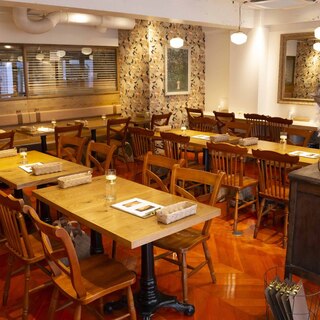 温かみのある店内