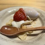 京味 もと井 - いちごのアイスクリーム、パイ生地とクリームチーズ添え