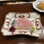 片折 - アラと鰤の心臓のお造り、辛味大根