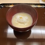 片折 - 先付け、うずみ豆腐(ごま豆腐)とご飯の一番出汁のお椀