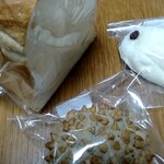 秋篠パン工房 - 料理写真:牛乳クリームパン（右上）