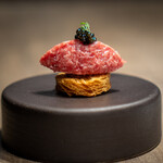 USHIGORO S. - キャビアと和牛の燻製タルタル