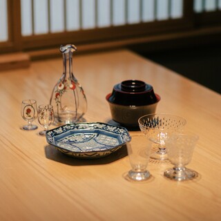 ストーリーを持つ器で、華美な盛り付けなく、衒いない料理を