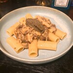 山下食堂 - サーモンと木の子のリガトーニ タプナードソース添え