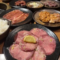 ホルモン焼肉 富や 栄店 - 
