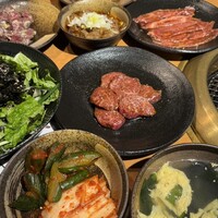 ホルモン焼肉 富や 栄店 - 