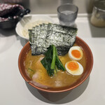 家系ラーメン 革新家 TOKYO - のり玉ラーメン 鶏油多め ライス
