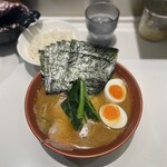 家系ラーメン 革新家 TOKYO - のり玉ラーメン 鶏油多め ライス