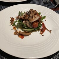 キャトル・フイユ - 若鶏のフィレ肉の軽いスモークとフレッシュマッシュルームとトマト
