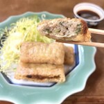 安兵衛 - 揚げの中に餃子のタネを入れ、焼いてる♡