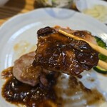 キッチン ブルー グローブ - 真ん中のソテー、ソースをタップリ乗せて