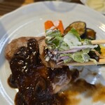 キッチン ブルー グローブ - サラダを添えてのソテー