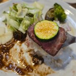 キッチン ブルー グローブ - ローストビーフとズッキーニを添えて