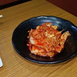 焼肉食堂 リキ太郎 - お通しは、大盛キムチです 