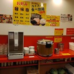 横浜家系ラーメン 裏大輝家 - 税込み１００円食べ放題ライスバーコーナー