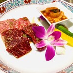 叙々苑 上野広小路店 - 真っ白な高級食器に最高級のお肉