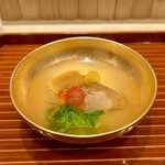 日本料理 かしづき - 海老芋　唐墨　大根　菜の花　河豚のアラで取った出汁　椀物