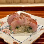 日本料理 かしづき - 墨で皮目を炙った金目鯛押し寿司