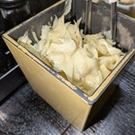 海鮮問屋 ふじ丸 - どど〜んと置かれたガリ