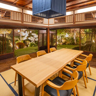 ※ディナーのみ利用可能です
                                          ※個室利用料として1万円(税込)を頂戴しております