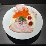 Ramen Afro Beats - 麺は柔らかめでスープは見た目ほど洋風ではない。卵もチャーチューも、中に入っている豚もレモンも相性が良い◎