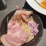 Ramen Afro Beats - 替え玉は麺の種類が変わり、博多ラーメンみたいな細麺。こちらも美味しかったです。麺に味がついててチャーシュー、玉ねぎ付は嬉しい♡