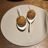 オステリア ラストリカート - 中は熱々、イカスミのアランチーニ