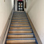 スパイスカレー モクロミ - 階段登ります