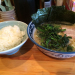 らーめん家 政 - 今日はミニラーメンにほうれん草クーポン
      小ライス