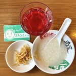 中華食堂 コウチン - ランチセットの食べ放題お粥(味付)、ナムル、しそジュース。