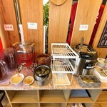 中華食堂 コウチン - ランチセットの食べ放題コーナー。ウーロン茶、しそジュース、もやしナムル、中華粥(味付)。