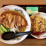 中華食堂 コウチン - パイコー麺¥930内+チャーハンセット¥200内　麺ツルっつる。パイコーは八角？などスパイスが効いている。チャーハンはオイリーで味濃いめでガツンとくる。