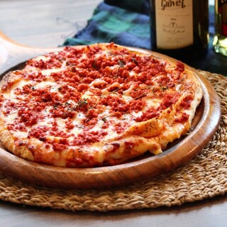 新感覚ナン・ピッツァと香ばしい窯焼きチキンを堪能◎