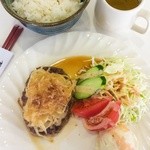 Aozora - ハンバーグにサラダが添えられて、スープとごはんのセットで５００円。しかもちゃんと美味しいんです (O_O)
