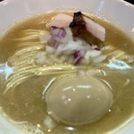 ヌードル＆スパイスカレー 今日の1番 - 味玉は店主からのサービス※ありがとうございます！